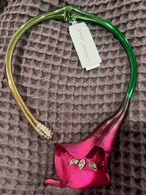Betsey Johnson Multicolor Flower Statement Necklace Calla Lilly pink